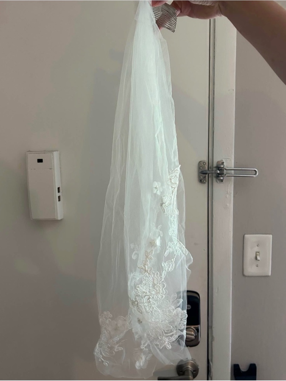 Vera Wang White Layered Lace Ball Gown Wedding Dress - Picture 7 of 7